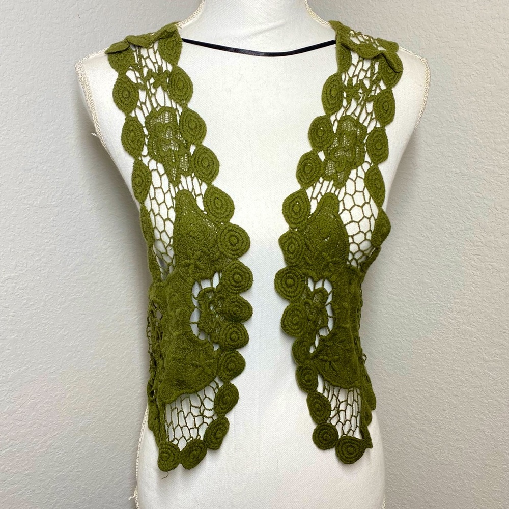 MUDD Macrame Vest Knit Crochet Open Front Size S Hippie Army Green Cropped 70’s